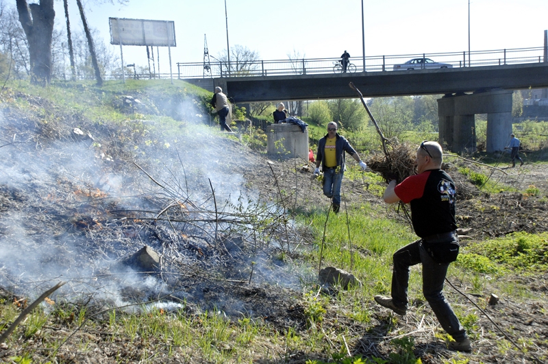 Bauskas novada domes pārstāvji kopj Mēmeles krastu.
Autors: Ivars Bogdanovs