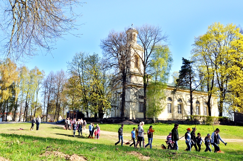 Pie Vecumnieku baznīcas čakli strādāja gan evaņģēliski luteriskās draudzes pārstāvji, gan vidusskolas pedagogi un audzēkņi.
Autors: Foto – Žanna Zālīte