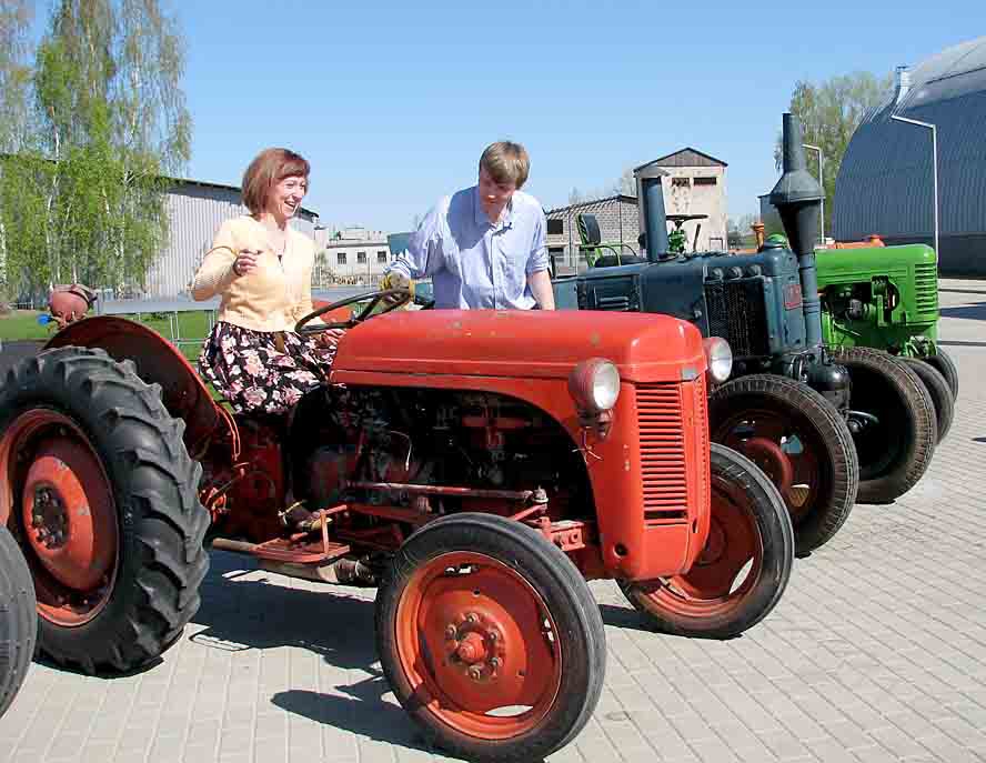 Jolanta Jēkabsone, muzeja administratore, priecājas, ka izdevies ierūcināt seno spēkratu.
Autors: Vilnis Auzāns