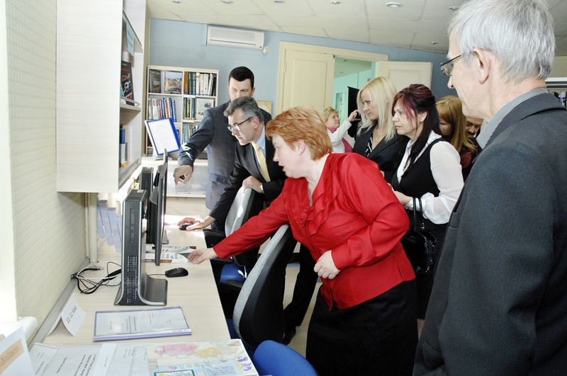 Biznesa bibliotēkas atklāšanā piedalījās Bauskas novada domes amatpersonas, projekta dalībnieki un uzņēmēji.
Autors: Ivars Bogdanovs