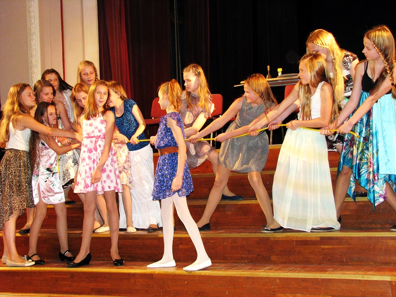 Uzstājas Bauskas sākumskolas 5.b klases teātra kopa «Ancīši».
Autors: Vilnis Auzāns