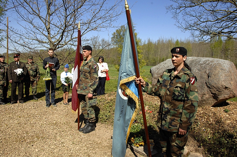 Skolēni, jaunsargi, zemessargi un sabiedrības pārstāvji sestdien, 26. aprīlī, Īslīces pagastā, nodziedot valsts himnu, noliekot ziedus un veltot cieņas pilnus vārdus, godināja mūsu novadnieku – Latvijas armijas ģenerāli Krišjāni Berķi.
Autors: Ivars Bogdanovs