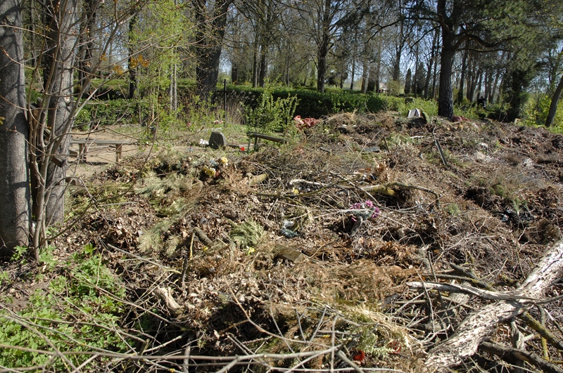 Šāda aina Važītes kapos ir ierasta. Kad drazas jau guļas uz kapu kopiņām, pašvaldība noorganizē savākšanu.
Autors: Ivars Bogdanovs