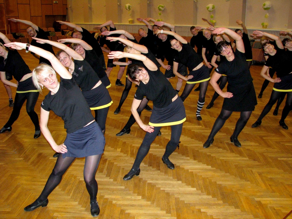 Deju kolektīva «Līdums» dejotāji izpilda vairākus vingrinājumus ķermeņa lokanībai.
Autors: Vilnis Auzāns