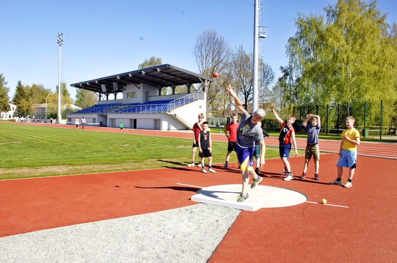 Novada vieglatlēti moderno sporta bāzi īpaši gaidījuši, jo jau iepriekš nepiemērotos apstākļos ar treneru atbalstu sasnieguši lieliskus rezultātus.
Autors: Ivars Bogdanovs