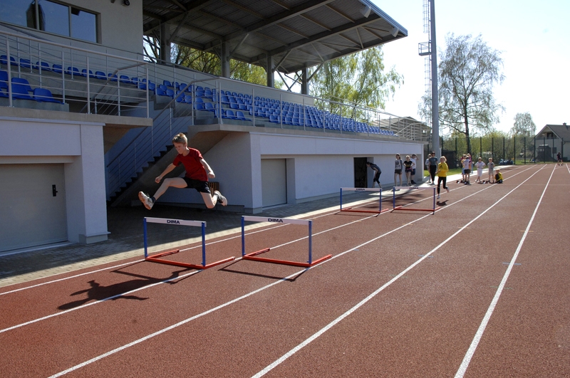 Sporta skolas un vidusskolas audzēkņi, kā arī citi sportotgribētāji stadiona skrejceļus jau paguvuši nedaudz iemēģināt, jo aprīlī tas bija atvērts izmēģinājuma režīmā.
Autors: Ivars Bogdanovs