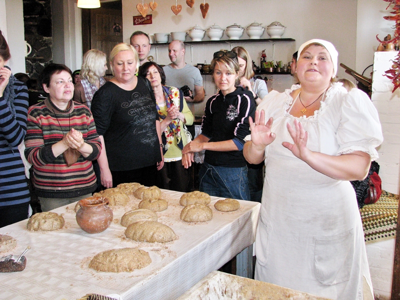 Lauku māju «Donas» saimniece Ilze Briede zina noderīgus padomus maizes kukulīšu veidošanā un raibus piedzīvojumus, kas atgadījušies lielpilsētu tūristiem.
Autors: Foto – Vilnis Aauzāns