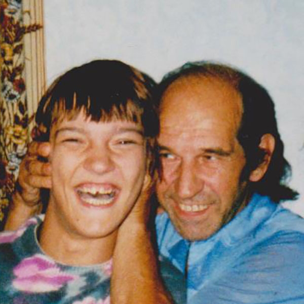 Kad Nadinas tēvs Mihails stāsta ģimenes dzīvesstāstu, viņa acīs sariešas asaras. 37 gadus viņš katru dienu cīnās par savas meitas veselību. Nadinai ir bērnu cerebrālā trieka. Nadinas apmeklēto klīniku un izmantoto ārstniecības metožu saraksts ir tiešām iespaidīgs. Uzlabojumi ir bijuši, taču nenozīmīgi. Tēvam šķita, ka vairs nav spēka cīnīties, bet tagad negaidīti ir parādījusies cerība. 