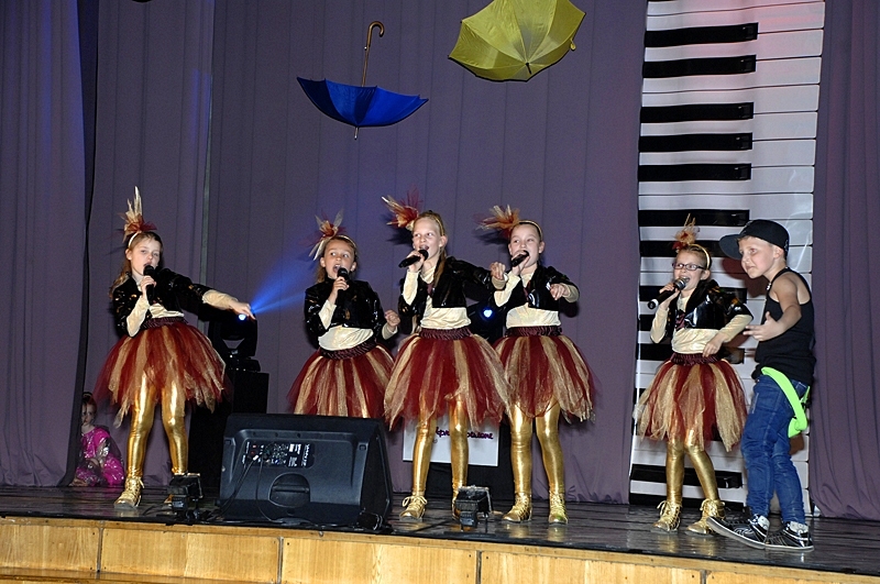 Šī gada konkursā piedalījās 108 solisti, 28 popgrupas un 14 deju grupas. Īslīcē divās dienās pulcējās pāri par 500 dalībnieku.
Autors: Ivars Bogdanovs