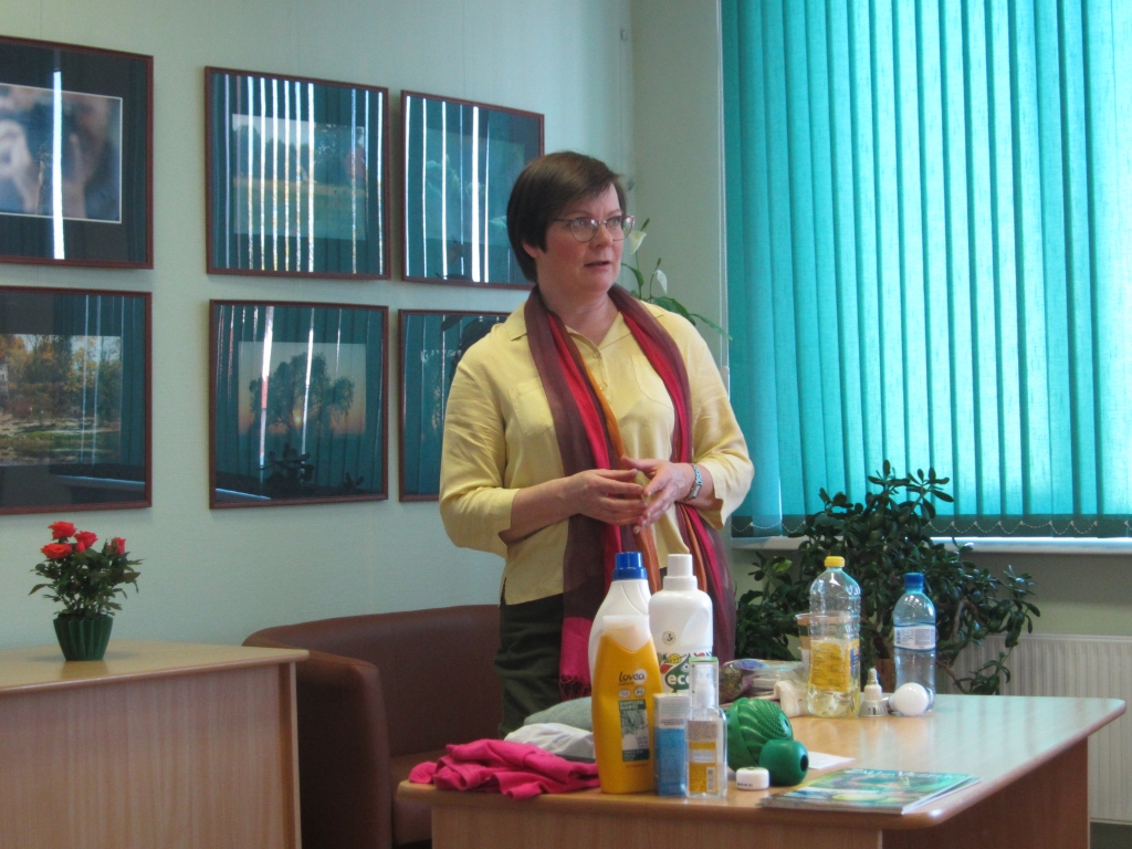 Anitra Tooma stāstījumu ilustrēja ar līdzpaņemtajiem produktu paraugiem.
Autors: No bibliotēkas albuma.