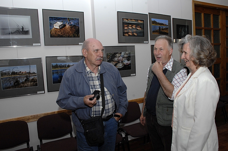 Izstādes «Bauska – vimbu pilsēta» fotogrāfijas aplūko meistari Andrejs Sniķeris, Māris Kreitenbergs un Aleksandra Zīverte. 



Autors: Ivars Bogdanovs