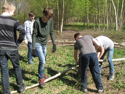 Ģimnāzijas skolēni strādā «Billītēs».


Autors: No skolas albuma.