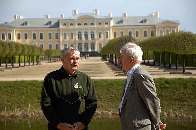 Valsts meža dienesta ģenerāldirektors Andis Krēsliņš apsprieās ar Rundāles pils direktoru Imantu Lancmani.
Autors: Ivars Bogdanovs