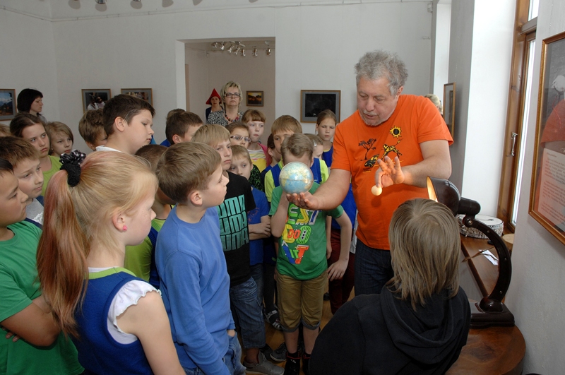 Astronoms Ilgonis Vilks šonedēļ Bauskas novadpētniecības un mākslas muzejā atklāja savu fotoizstādi «Saules aptumsums Kenijā. Āfrikas pieskāriens» un Bauskas sākumskolas 3. klases bērniem stāstīja par Saules aptumsumu. Dabas parādību viņš imitēja, izmantojot galda lampu un globusu.
Autors: Ivars Bogdanovs