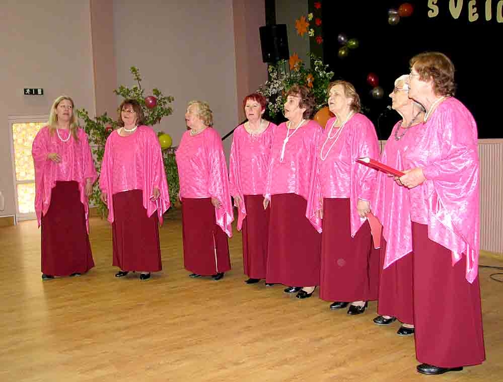 Vecsaules pagasta senioru sieviešu vokālais ansamblis «Uguntiņas» koncertā Mežotnē. 
Autors: Vilnis Auzāns