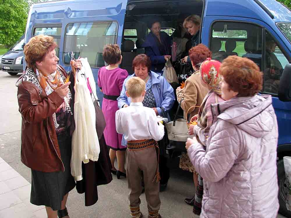 Vokālo ansambļu sadziedāšanās svētkos Mežotnē vistālākie viesi bija no Daugavpils novada Skrudalienas pagasta. 
Autors: Vilnis Auzāns
