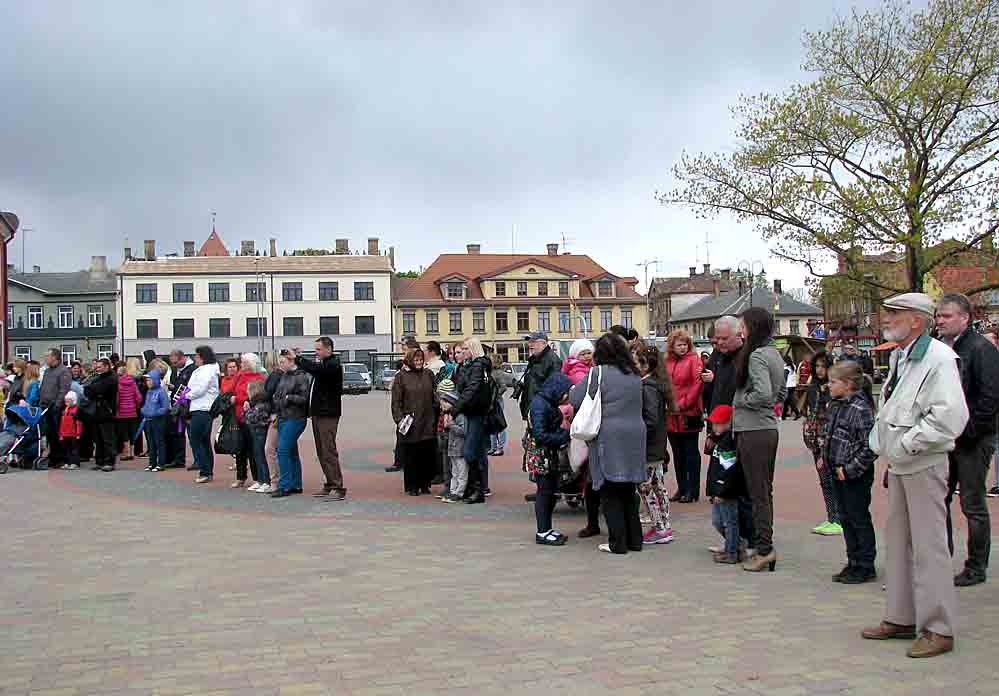 Tūrisma sezonas atklāšanas svētkos Bauskas Rātslaukumā apmeklētāju nebija īpaši daudz. Iespējams, dažus no došanās uz vecpilsētu nobaidīja draudošie lietus mākoņi. 