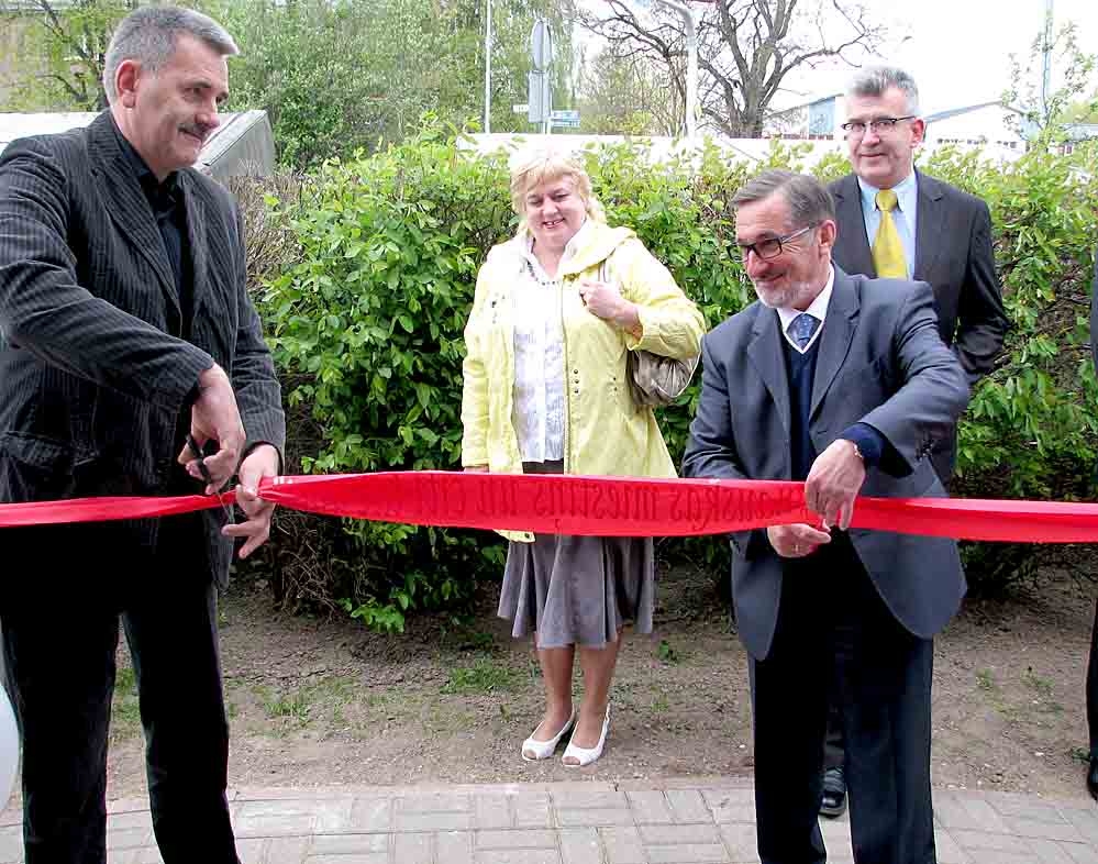 Svinīgā lentas griešana. Šo darbu veic SIA «Bauskas alus» vadītājs Vladimirs Barskovs un ēkas Pionieru ielā apsaimniekotājs Rolands Žibs.
Autors: Vilnis Auzāns