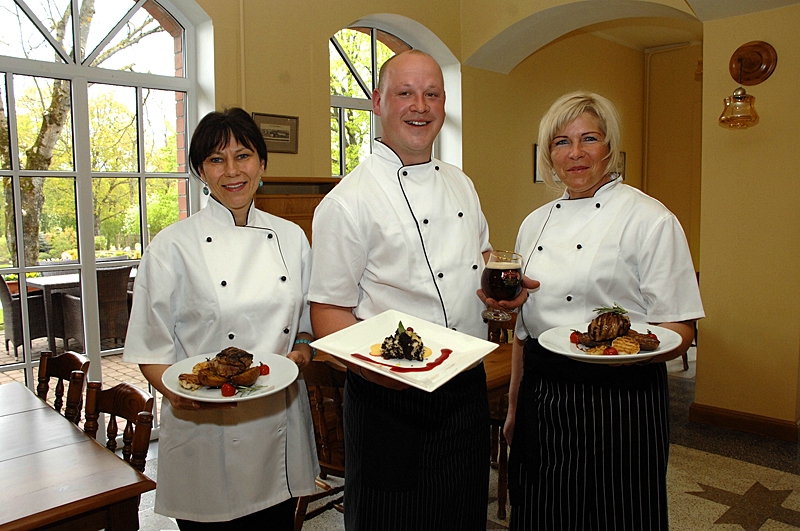 Bauskas īpašo ēdienu autori Anžela Anufrijeva, Gunta Smaļķe un Gints Mauriņš. 
Autors: Ivars Bogdanovs