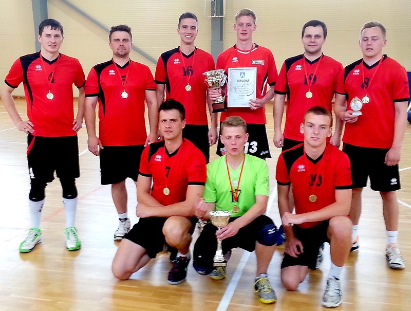 Vecumnieku novada volejbolistu uzvarētāju komanda.
Autors: Foto – Jānis Plūme