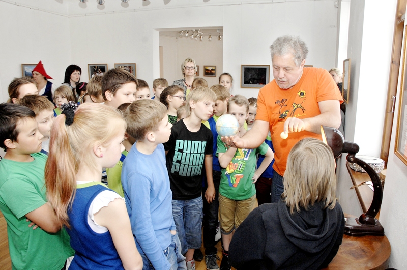 Ilgonis Vilks stāstīja Bauskas sākumskolas 3. klases bērniem par Saules aptumsumu, to imitējot ar galda lampu un globusu.
Autors: Foto – Ivars Bogdanovs