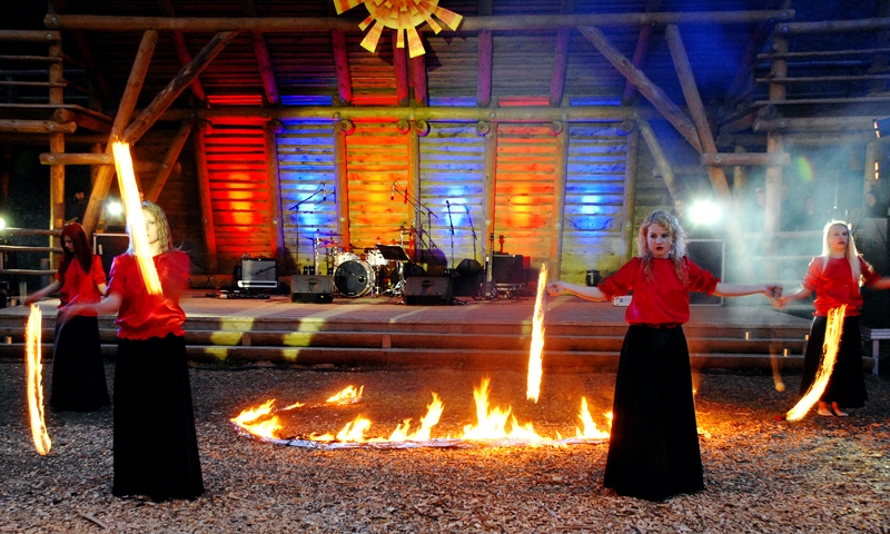 Rundālietes Valpurģu naktī Tērvetē. Īstas uguns pavēlnieces.
Autors: Foto – Ivars Bogdanovs