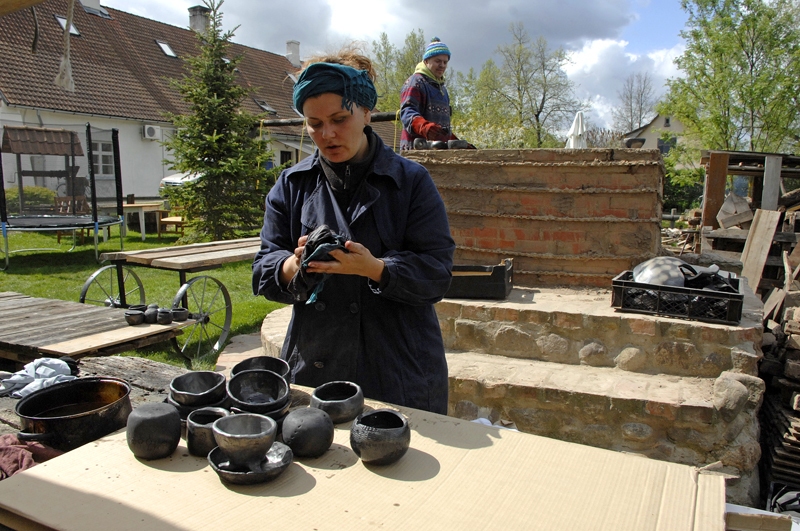Keramikas cepļa pārsteigumus tver rundāliete Laura Ikerte un kandavietis Jānis Priednieks.
Autors: Ivars Bogdanovs