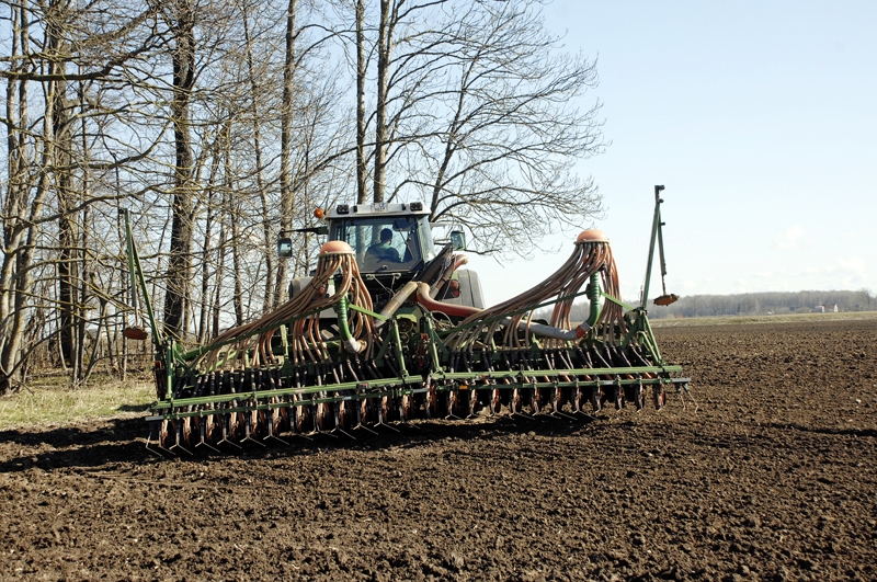 Kopējās lauksaimniecības politikas maiņu vēl var ietekmēt katrs zemnieks, līdztekus pavasara darbiem rodot laiku, lai iesniegtu priekšlikumus tiešmaksājumu modelim no 2015. gada. 
Autors: Ivars Bogdanovs