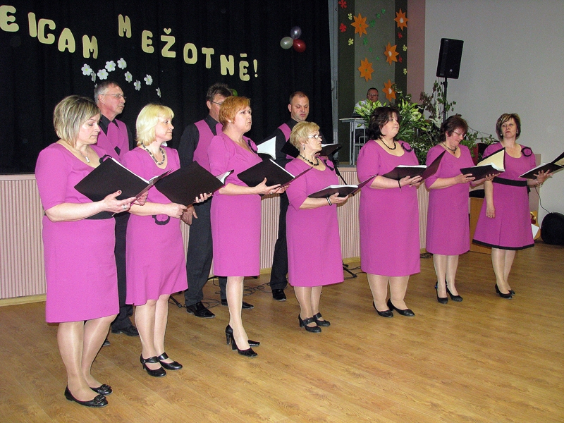 Uzstājas mājinieki, Mežotnes pagasta vokālais ansamblis «Mēs».
Autors: Vilnis Auzāns