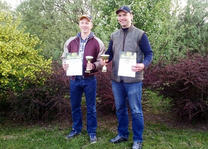 Labākie šāvēji apaļajā stendā – Dainis Upelnieks (no labās) un Emīls Starodubcevs. 
Autors:  no D. Upelnieka albuma