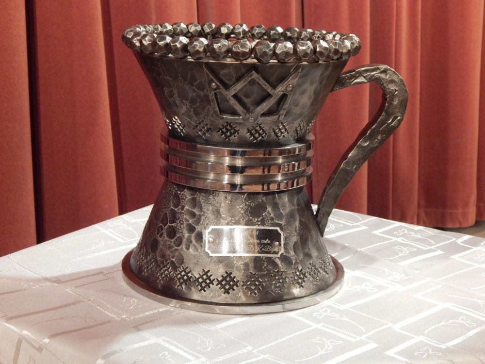 Konkursa «Bigas krūze» galvenā balva – deviņus kilogramus smagā metāla krūze.
Autors: no «Biguļu» albuma.