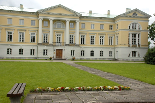 Mežotnes pilī semināra dalībnieki vakarēs, tēma ir «No puķēm vismīļākās man rozes tumšsarkanās». 
Autors: no «Bauskas Dzīves» arhīva.