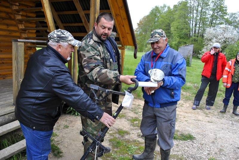 Sacensību «Cīņa par Bangu dīķa lielāko karpu» uzvarētājs Nikolajs Volodins saņem labvēļu dāvātās balvas. 
Autors: Māris Krūmiņš