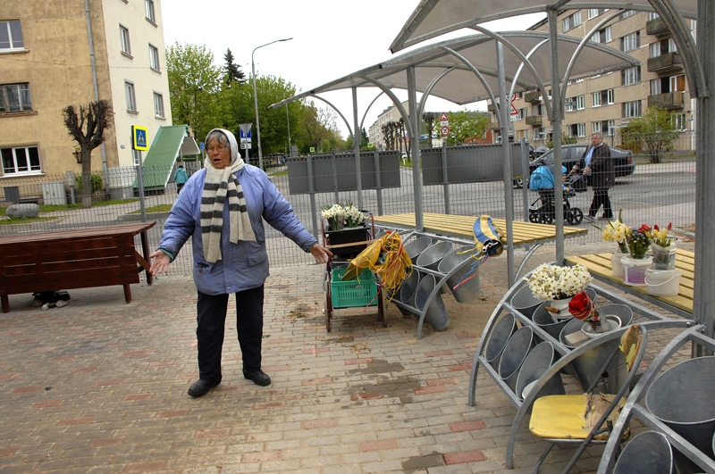 Tirgotāja Rita Niedre stāsta, cik neērti ir lielie bleķa trumuļi, kā tajos nav iespējams izvietot mazus ziedu pušķus. 

Autors: Ivars Bogdanovs