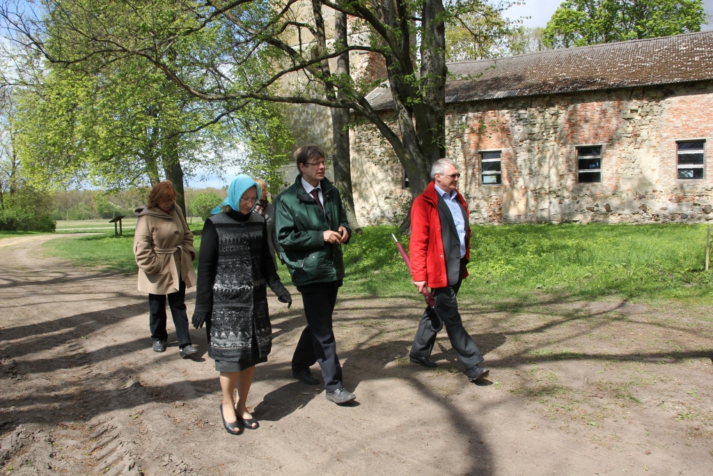 Mežotnes pilskalna kompleksu kultūras ministrei Dacei Melbārdei (priekšplānā) un VARAM parlamentārajam sekretāram Eināram Cilinskim (otrais no labās) izrāda Rundāles novada domes priekšsēdētājs Aivars Okmanis un speciāliste Ludmila Knoka. 

Autors: rundale.lv