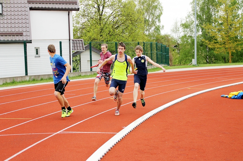 Iecavas vidusskolas stafetes komanda (no labās) 400 metrus veica 47,3 sekundēs. 
Autors: Uldis Varnevičs
