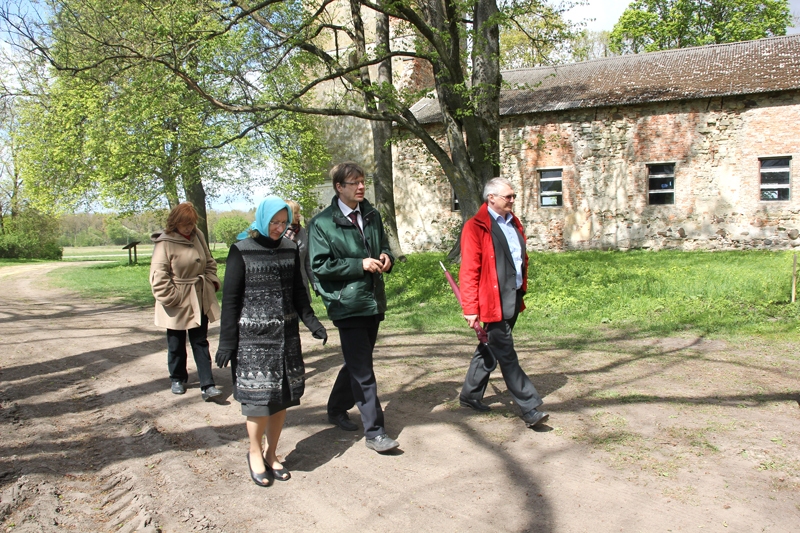 Mežotnes pilskalna kompleksu kultūras ministrei Dacei Melbārdei (priekšplānā) un VARAM parlamentārajam sekretāram Eināram Cilinskim (otrais no labās) izrāda Rundāles novada domes priekšsēdētājs Aivars Okmanis un speciāliste Ludmila Knoka.
Autors: no rundale.lv