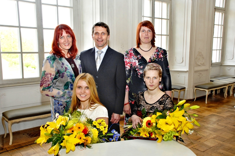 Konkursa «Gada skolēns» uzvarētājas Elza Sējēja un Annija Varkale un viņu vecāki Daiga Sējēja (no kreisās), Juris Sējējs un Aija Varkale. 
Autors: Foto – Ivars Bogdanovs