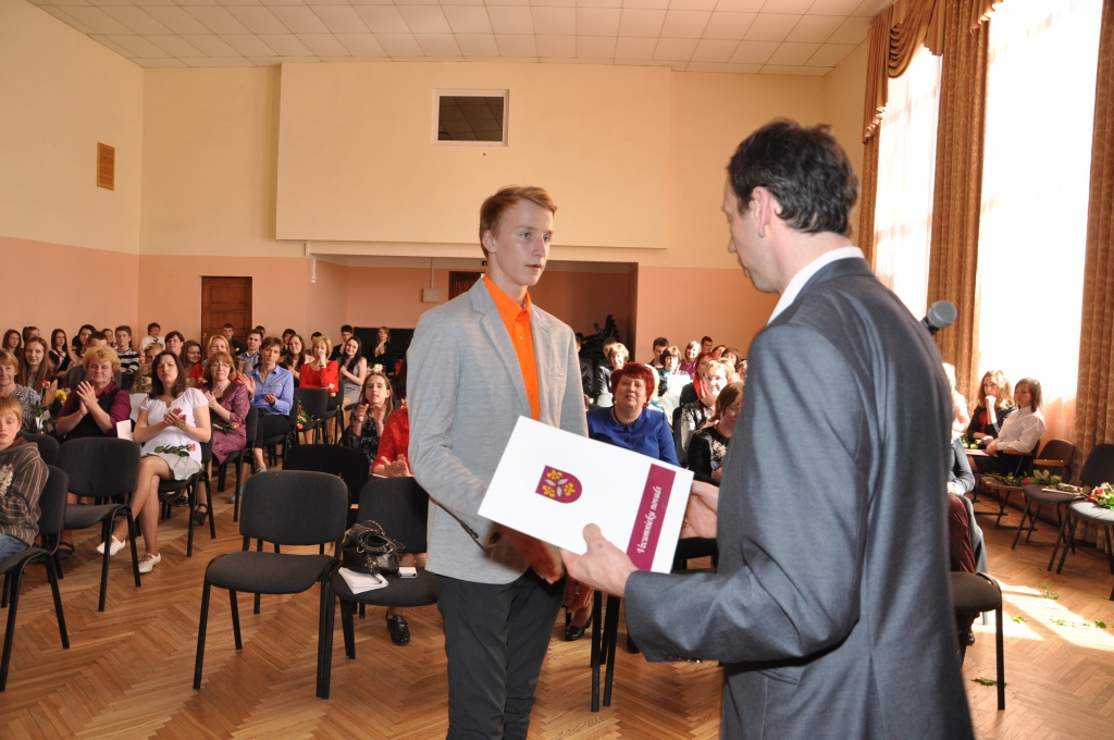 Kristers Drevinskis – titula „Gada skolēns” ieguvējs Vecumnieku novada pamatskolu grupā – attēlā redzams 24. aprīlī, kad viņš tika sumināts svinīgajā sarīkojumā, kur pulcējās Vecumnieku novada izglītības iestāžu mācību priekšmetu olimpiāžu laureāti.
Autors: Žanna Zālīte