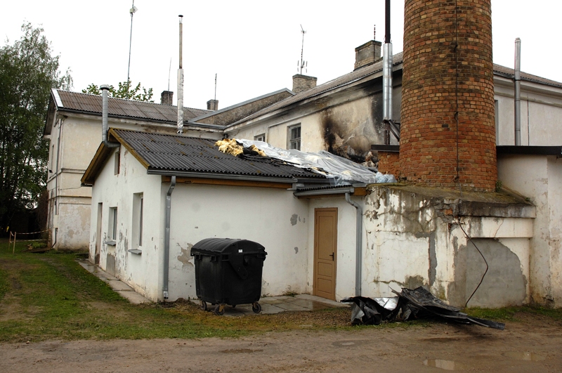 Pakalpojumu centrā Bērzos daļēji izdegušais jumts apklāts.
Autors: Ivars Bogdanovs