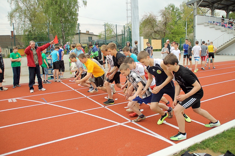 Zēni no Iecavas un Vecumnieku vidusskolas startē 800 metru skrējienā.
Autors: Uldis Varnevičs