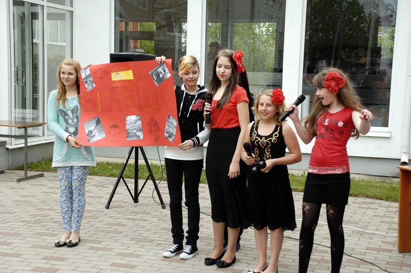 9. maijā Bauskas 2. vidusskolā skolēni dziedāja, dejoja, plakātos bija skatāma daudzpusīga informācija par Eiropas valstīm.
Autors: Ivars Bogdanovs