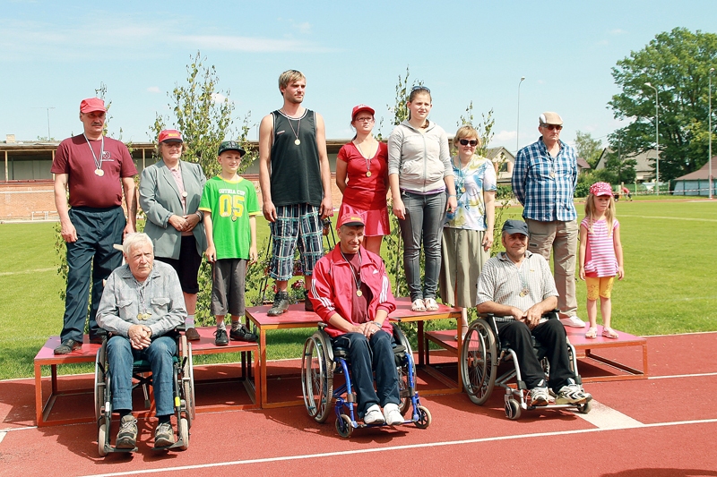 Sporta svētki Bauskā 2012. gadā. Uz goda pjedestāla visu paaudžu pārstāvji un sportisti ratiņkrēslos. 
Autors: no «Bauskas Dzīves» arhīva