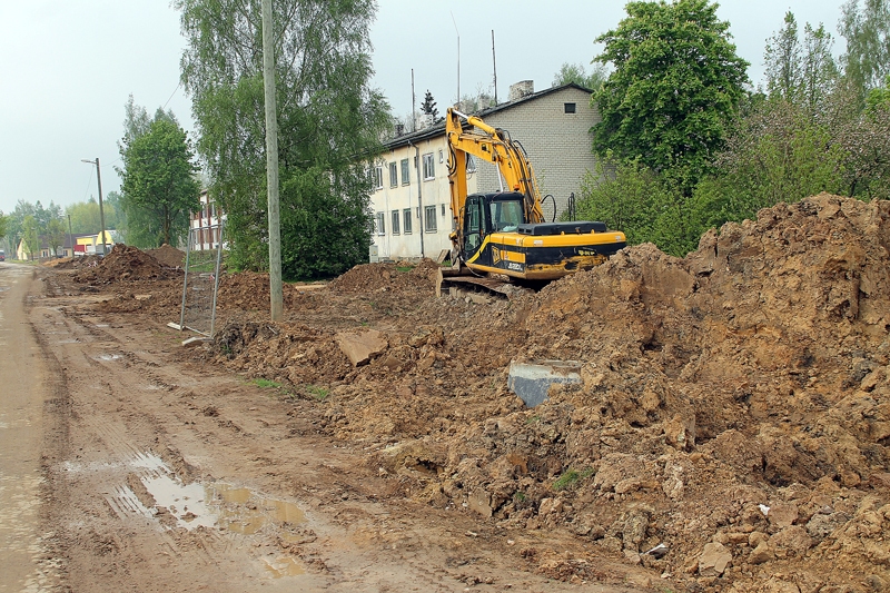Māla kalni slejas gar daudzdzīvokļu mājām Bērzu ciemā. Plānots, ka šodien, 12. maijā, visam jābūt nolīdzinātam, bedrēm – aizraktām.
Autors: Uldis Varnevičs