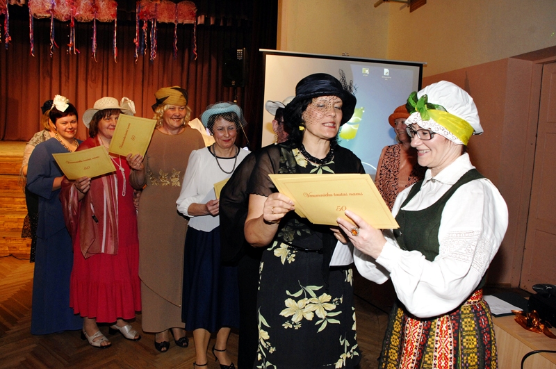 Valdu Kaufmani, Vecumnieku tautas nama vadītāju (no labās), svētkos sveic Misas sieviešu ansamblis «Vēja meitenes».
Autors: Ivars Bogdanovs