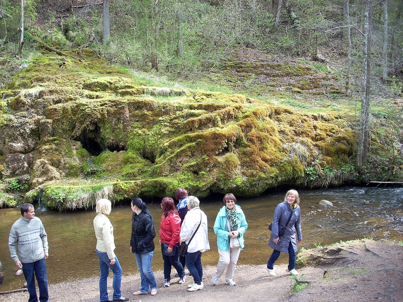 Pie Raunas Staburaga Iecavas novada Zorģu un Bauskas bibliotekāres un lasītājas. 
Autors: no A. Štībeļa albuma