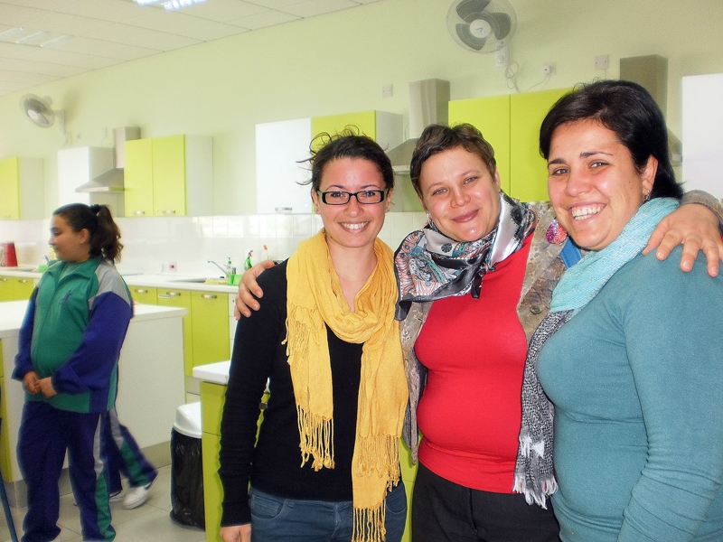 Iveta Putniņa (vidū) kopā ar kolēģēm skolas mājturības kabinetā. 
Autors: no albuma