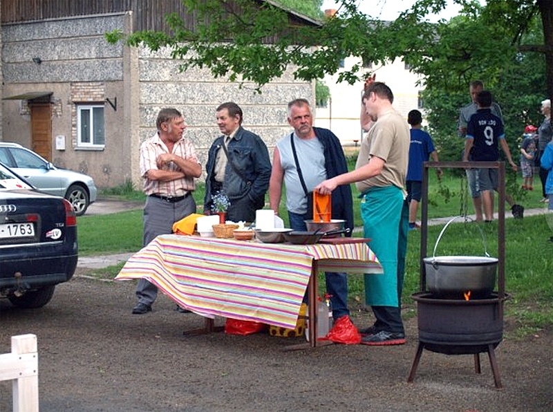 Iecavā pie biedrības «Arhīvs» muzeja arī šogad būs Muzeju nakts sarīkojums. Attēlā: vakara zupa – biedrības «Arhīvs» dalībnieka Jāņa Krūzes tradicionālais meistardarbs.
Autors: no «Bauskas Dzīves» arhīva