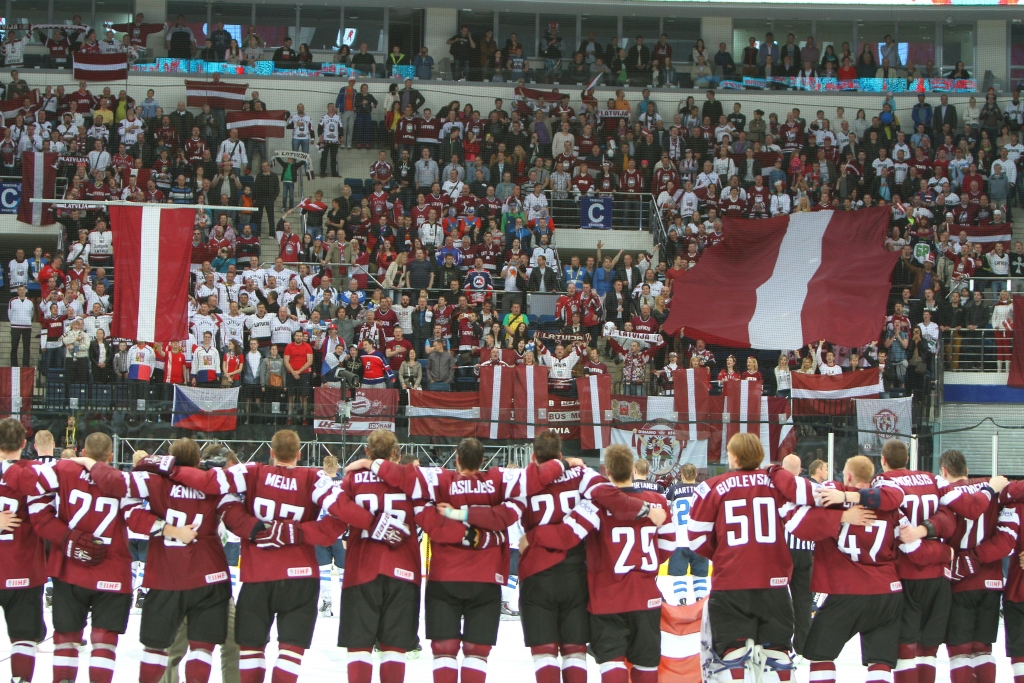 Emocionāli piepildītākais brīdis – Minskas arēnā skan Latvijas valsts himna par godu mūsu komandas pirmajai uzvarai čempionātā. 
Autors: Guntis Lazdāns