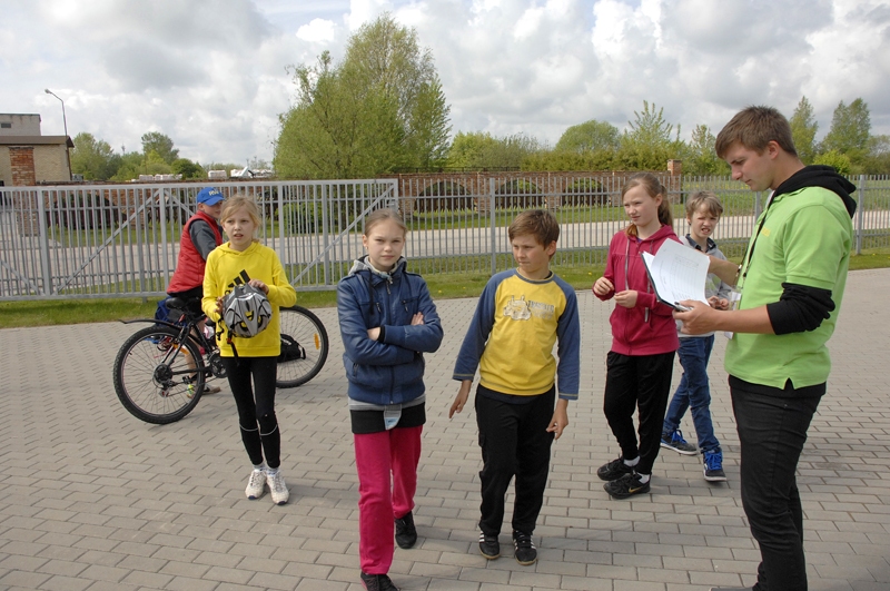 Šķēršļu joslu pārvarēt gatavojas Iecavas vidusskolas komanda «Velo fani». 
Autors: Ivars Bogdanovs